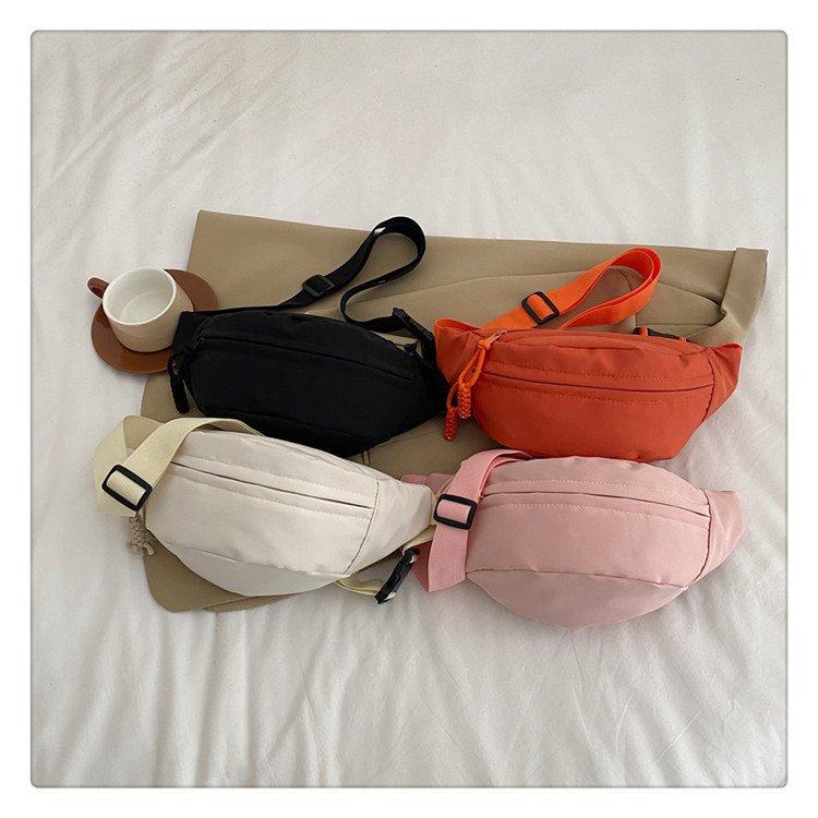 Pebble bag in faux leather – iconic shape & assertive style
