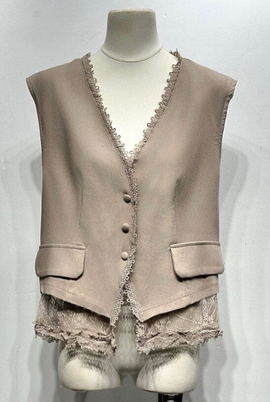 Loose-fitting cardigan with 3/4 sleeves, button closure, and enveloping comfort