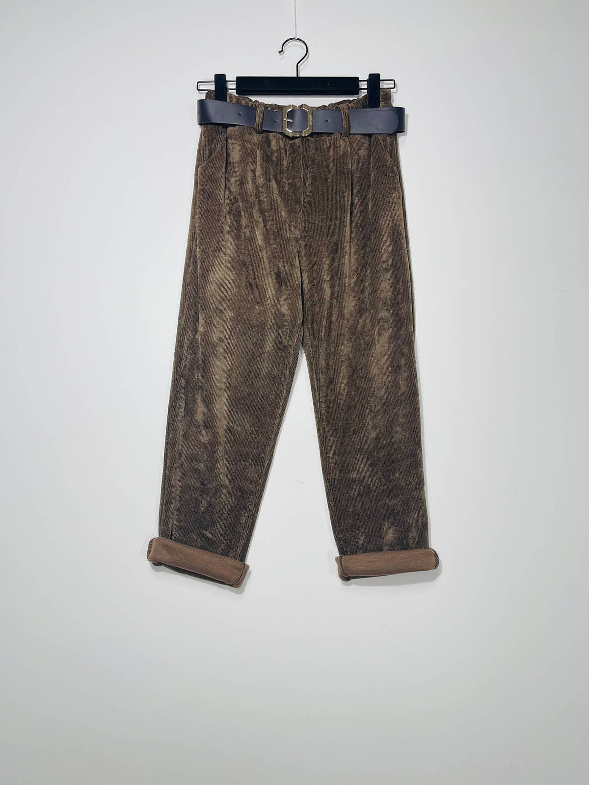 Regular corduroy trousers with button and zip – structured elegance and controlled comfort