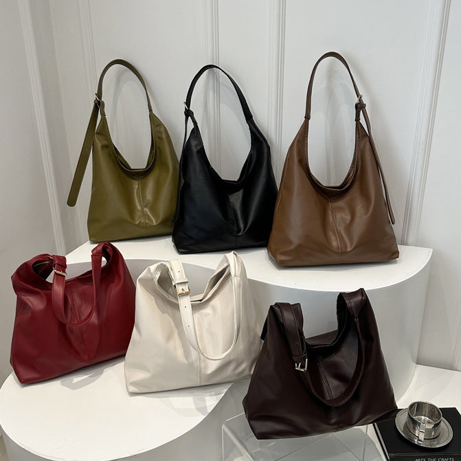 Pebble bag in faux leather – iconic shape & assertive style