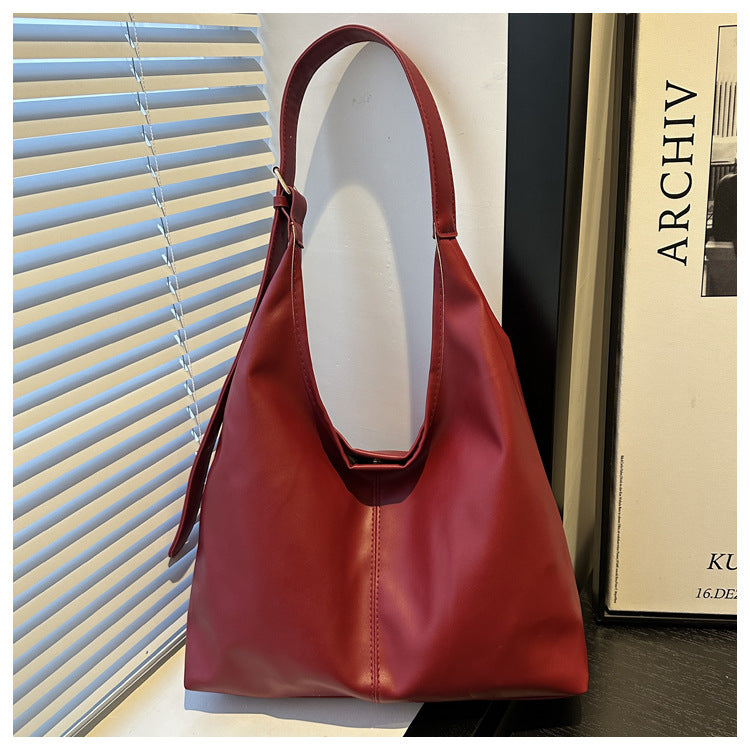 Pebble bag in faux leather – iconic shape & assertive style