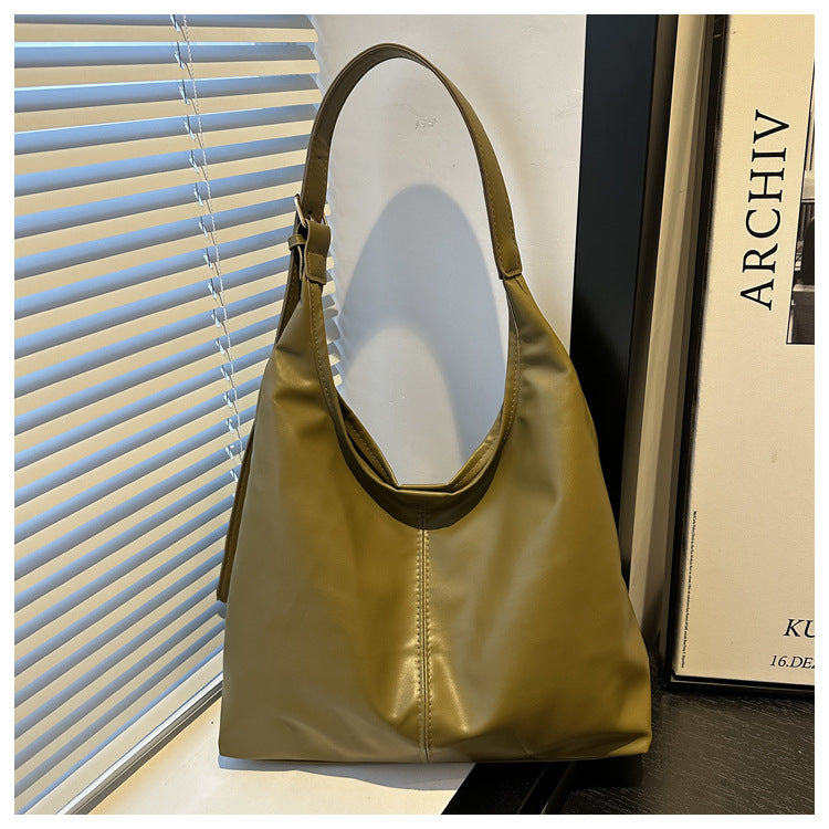 Pebble bag in faux leather – iconic shape & assertive style