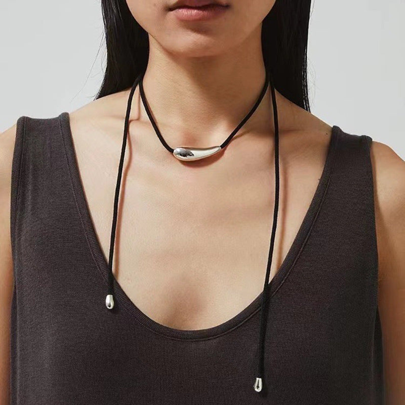 Silver teardrop necklace – understated elegance & delicate lines