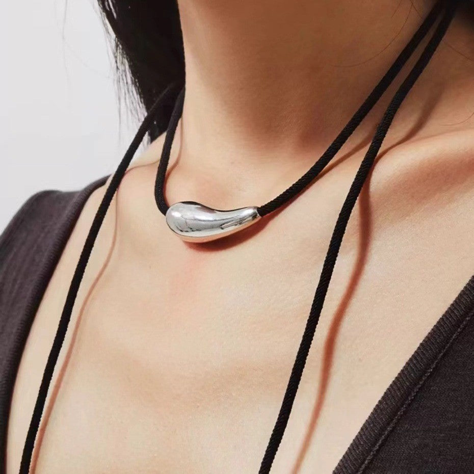 Silver teardrop necklace – understated elegance & delicate lines