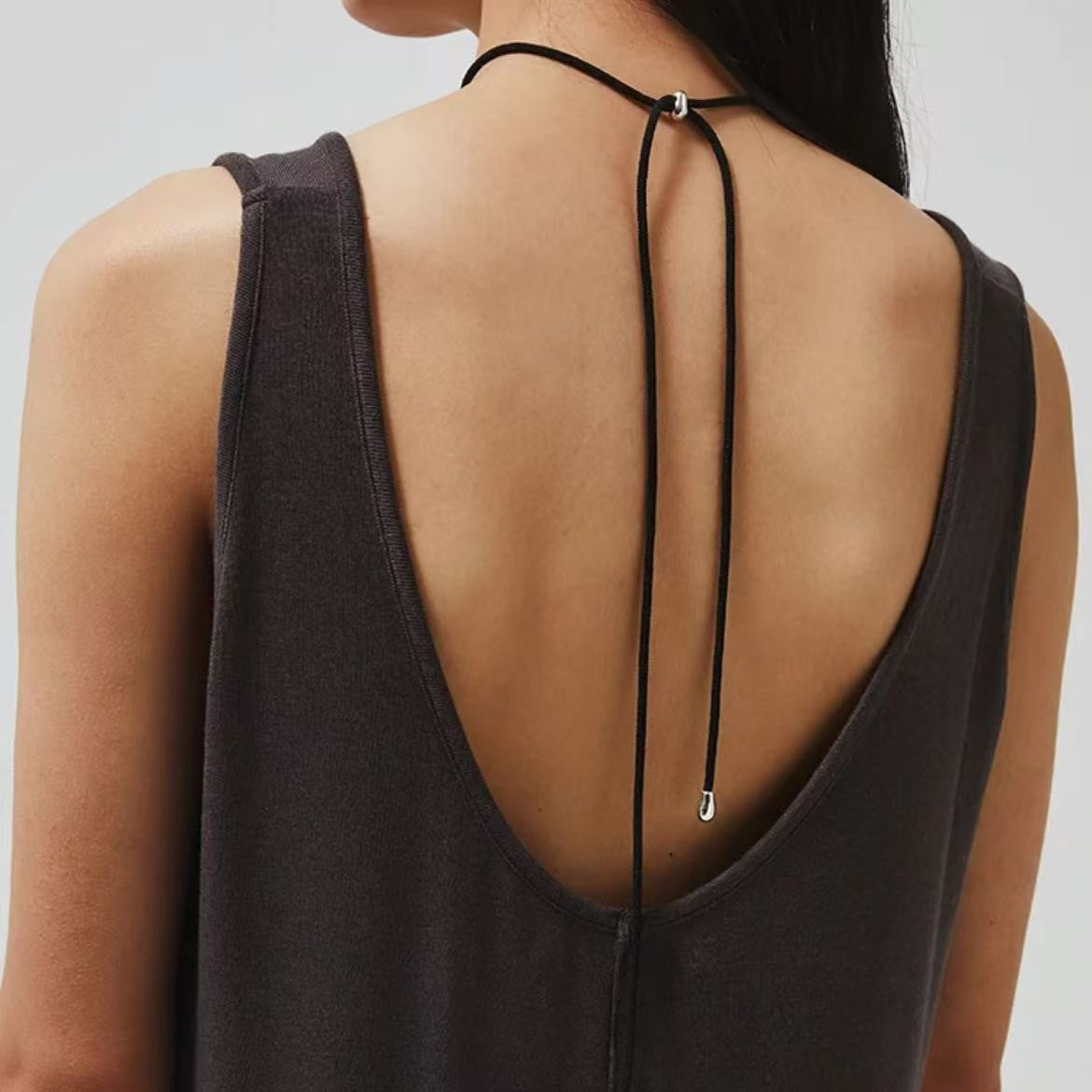 Silver teardrop necklace – understated elegance & delicate lines