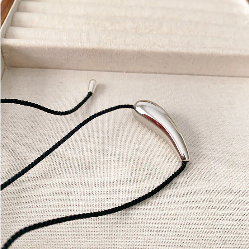 Silver teardrop necklace – understated elegance & delicate lines