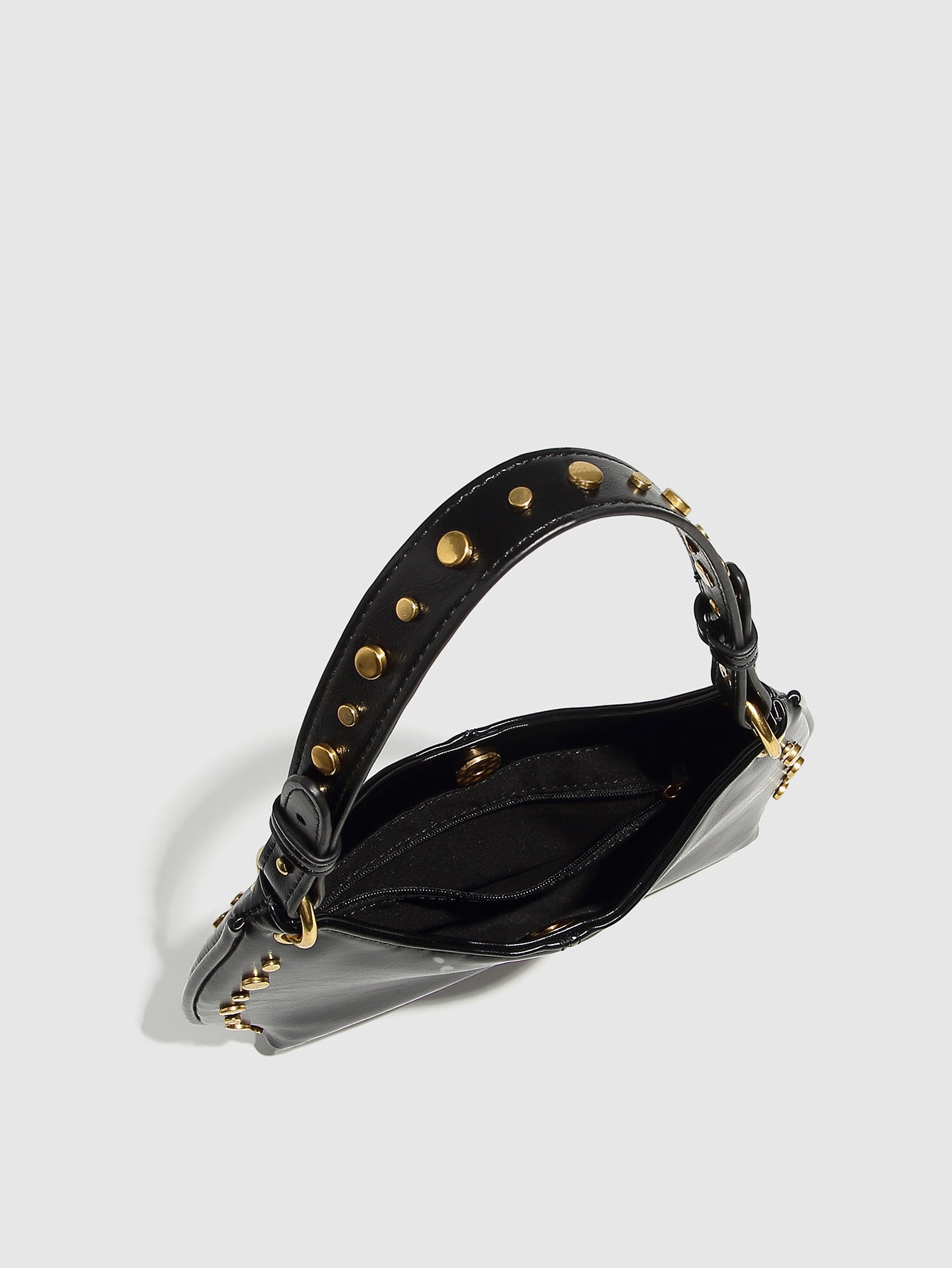 Pebble bag in faux leather – iconic shape & assertive style