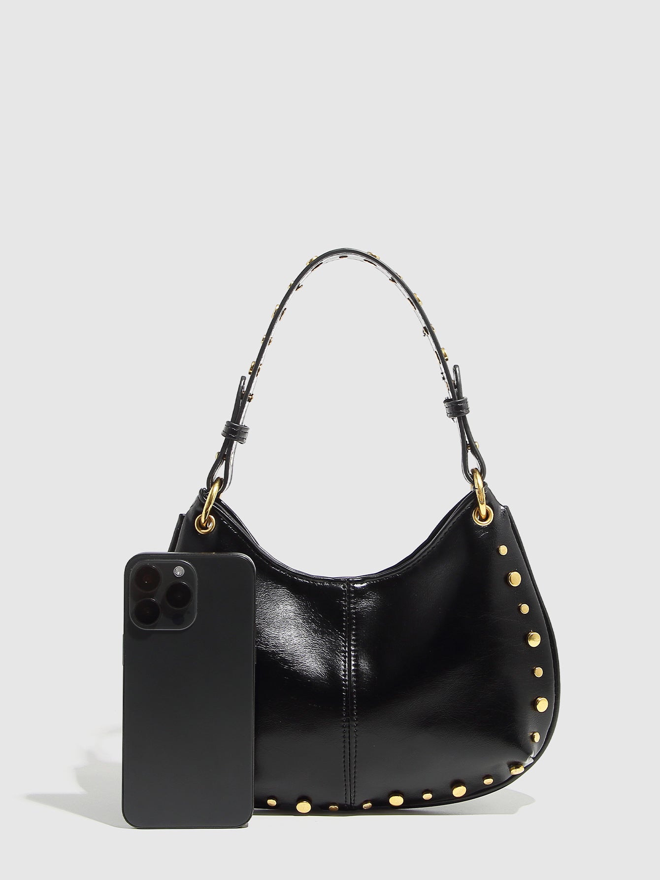 Pebble bag in faux leather – iconic shape & assertive style