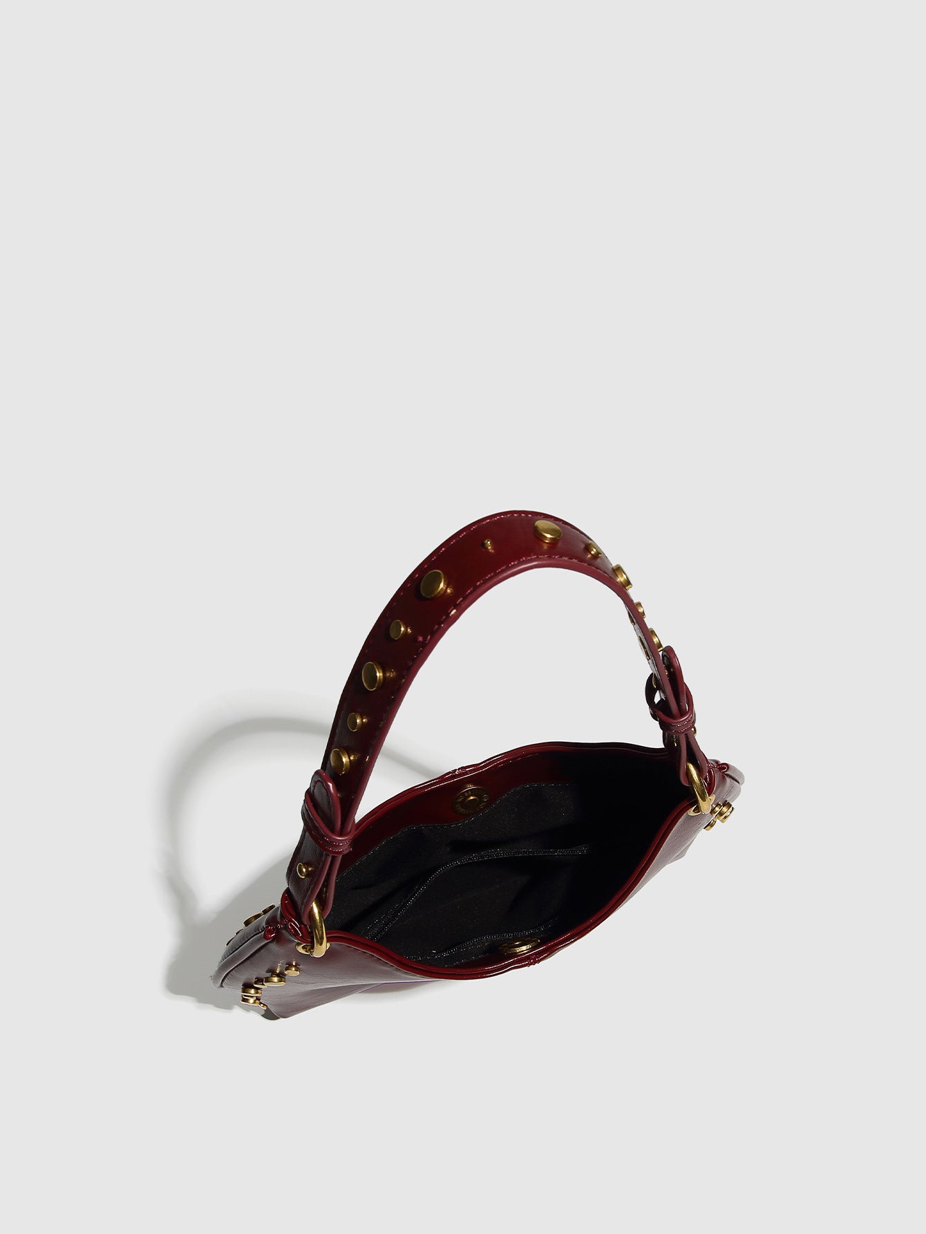Pebble bag in faux leather – iconic shape & assertive style