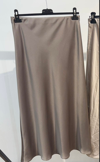 Jupe satinée fluide – élégance naturelle & taille confortable
