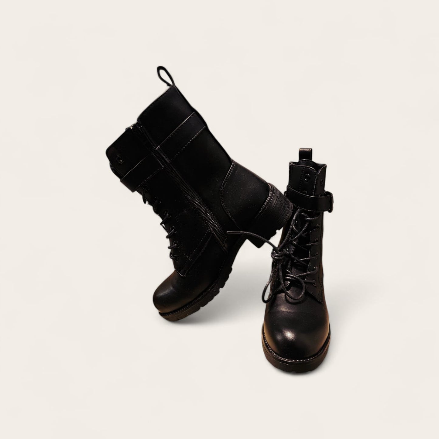 Boots noires à boucle – caractère urbain & allure affirmée