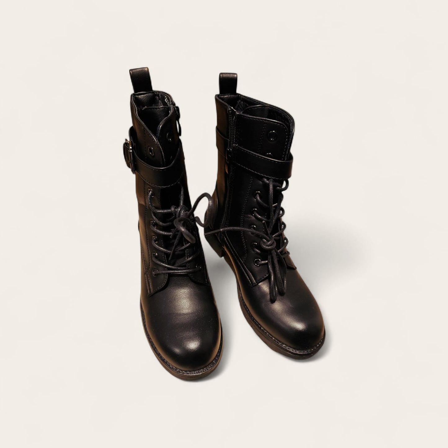 Boots noires à boucle – caractère urbain & allure affirmée