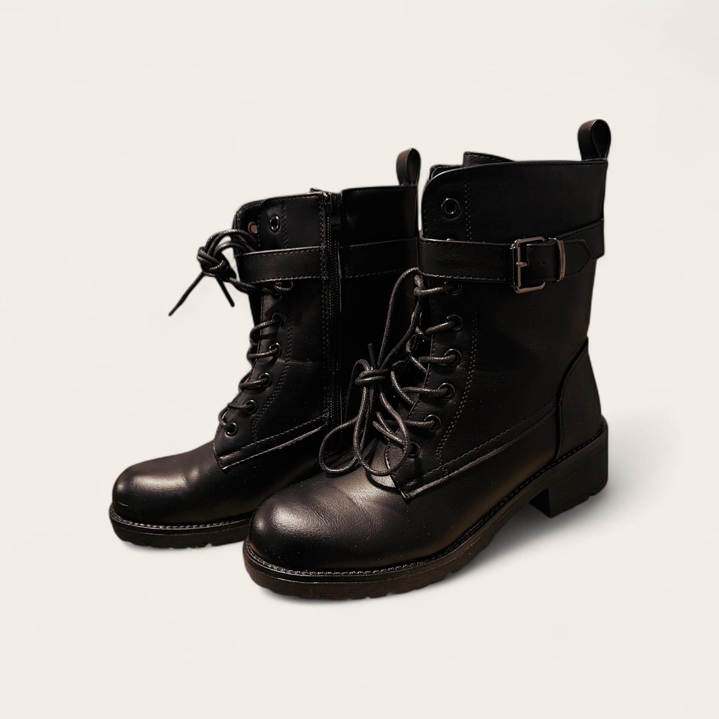 Boots noires à boucle – caractère urbain & allure affirmée