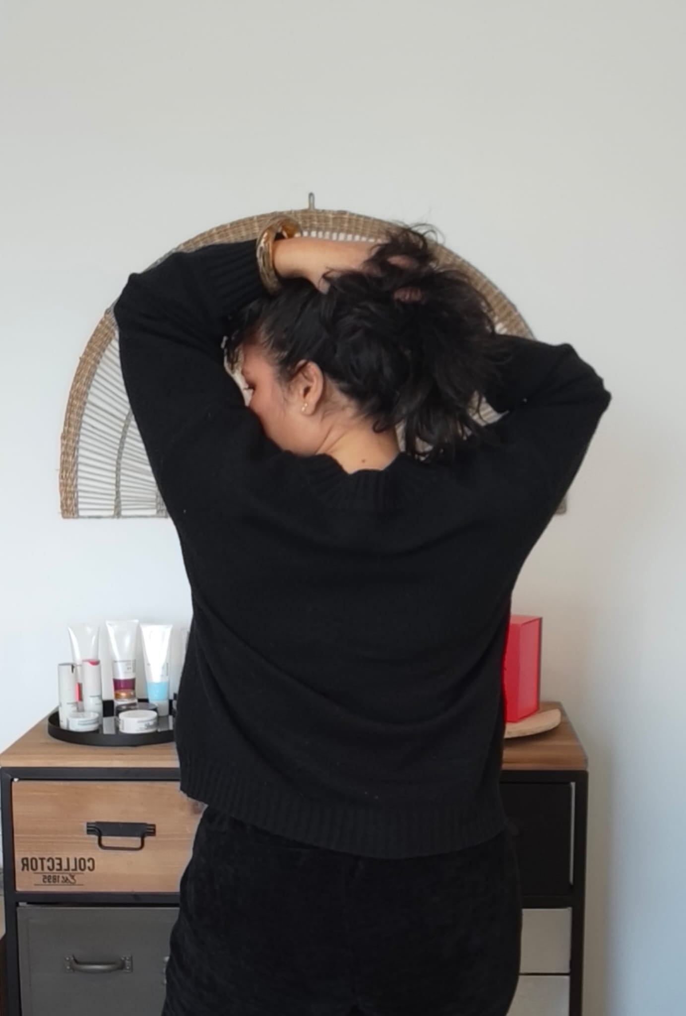 Flowy black V-neck sweater – breathable comfort & casual look