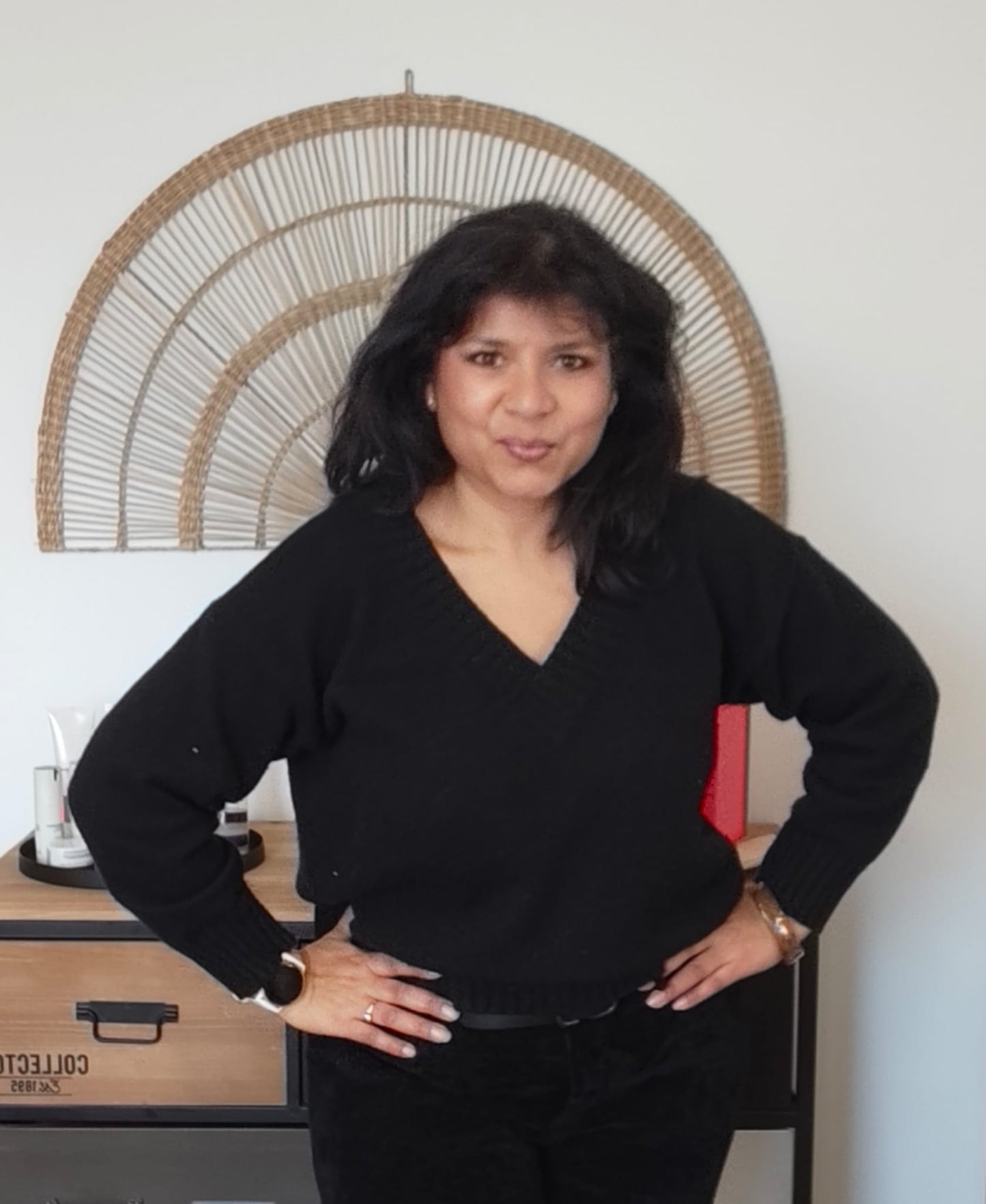 Flowy black V-neck sweater – breathable comfort & casual look