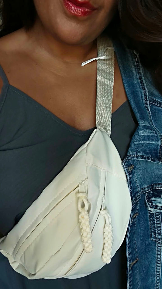 Pebble bag in faux leather – iconic shape & assertive style