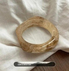 Square resin bracelet – mineral inspiration & assertive style