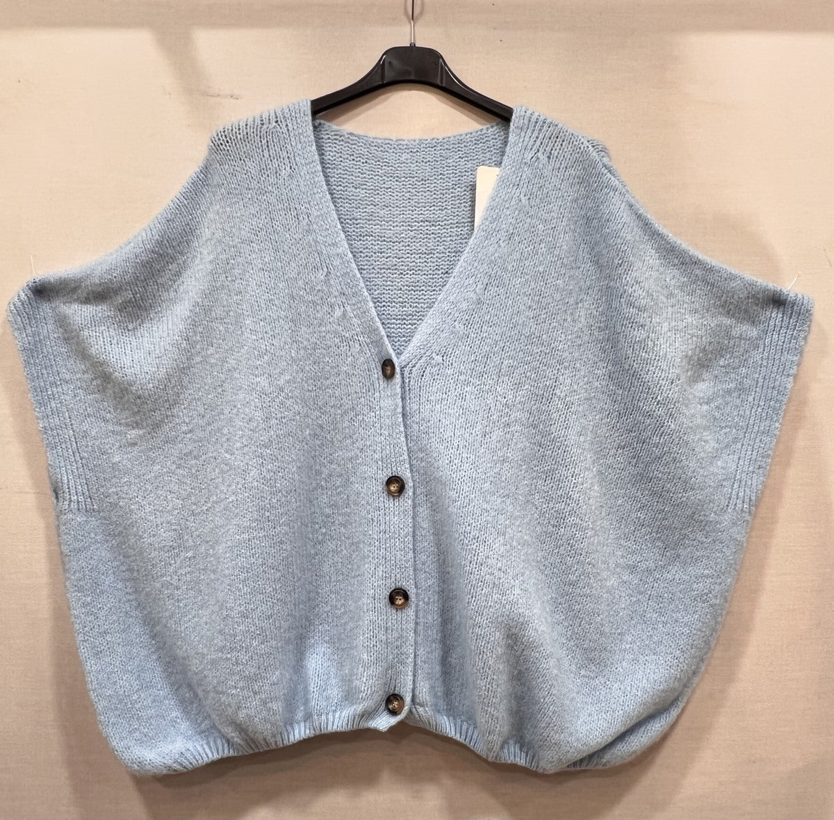 Loose-fitting cardigan with 3/4 sleeves, button closure, and enveloping comfort