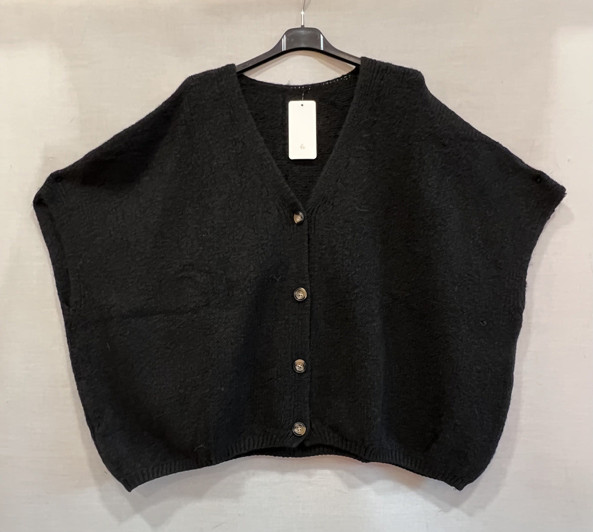 Loose-fitting cardigan with 3/4 sleeves, button closure, and enveloping comfort