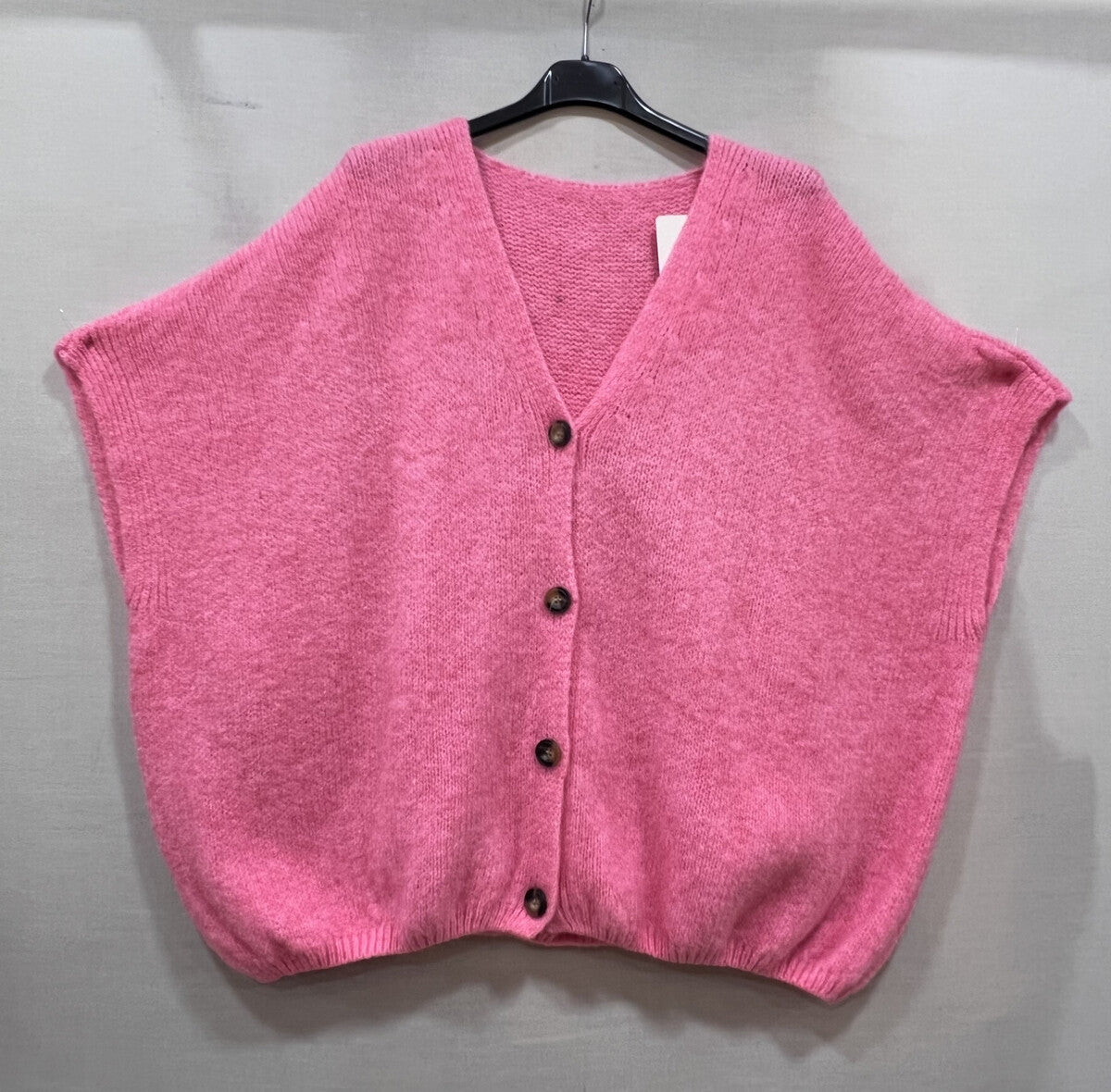 Loose-fitting cardigan with 3/4 sleeves, button closure, and enveloping comfort