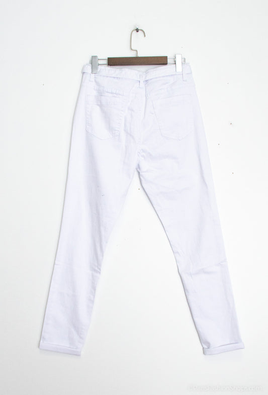 Slim white jeans with belt – smart stretch