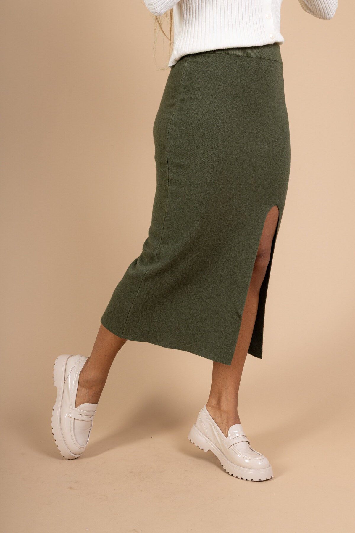 Flowy midi skirt – one piece, a thousand ways to wear it