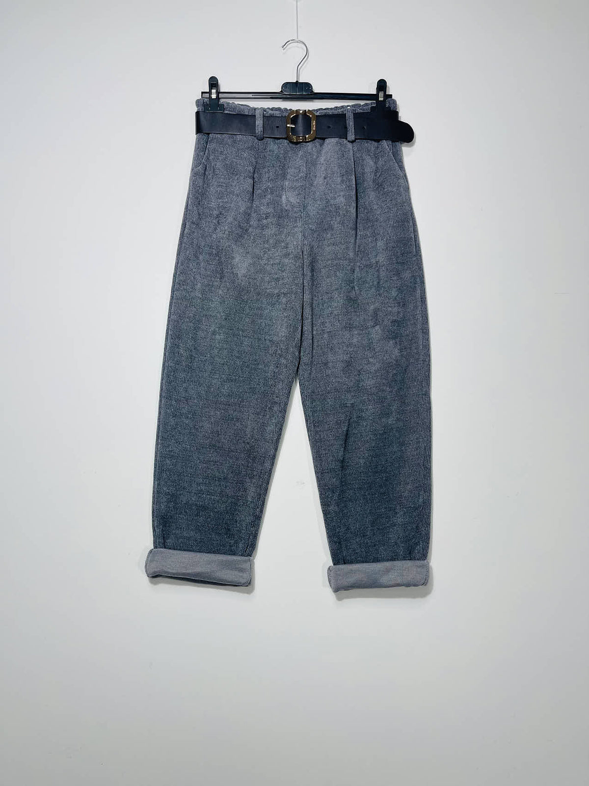 Regular corduroy trousers with button and zip – structured elegance and controlled comfort