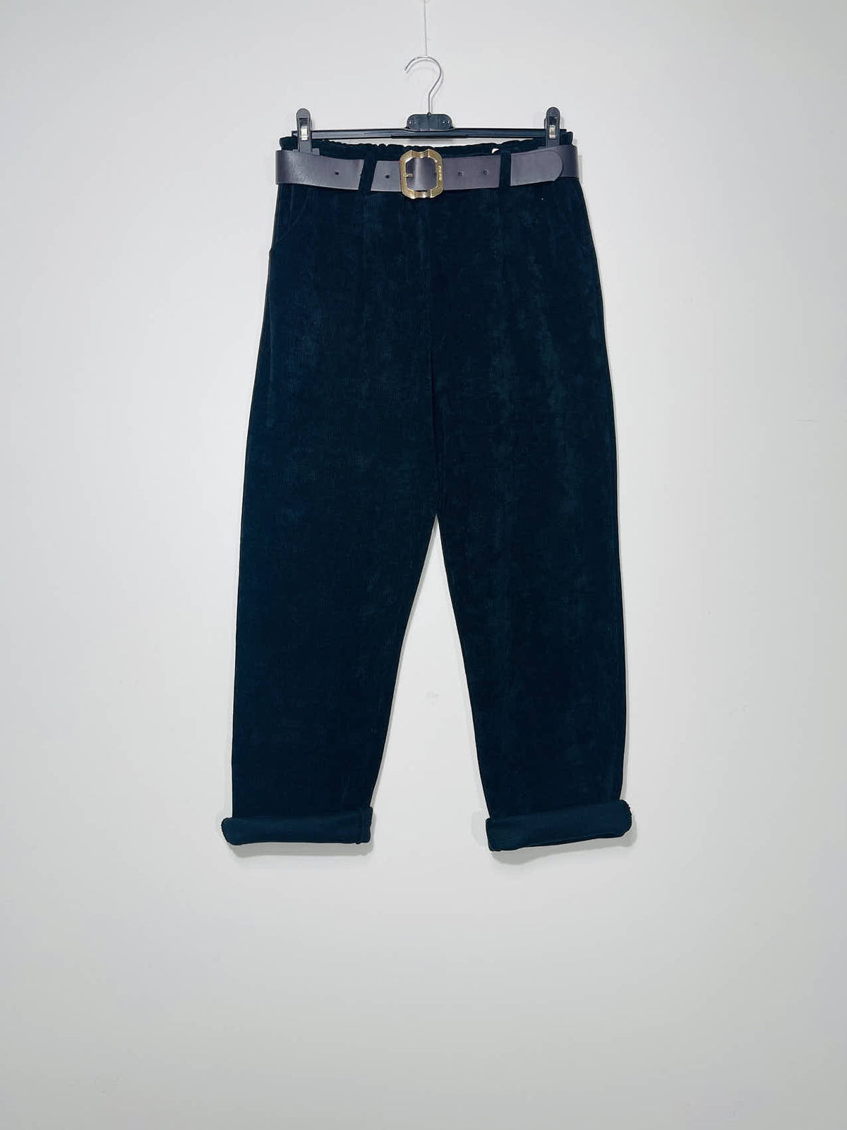 Wide-leg velvet trousers without buttons or zips – freedom of movement & undeniable softness