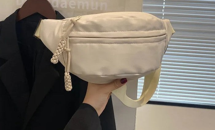 Pebble bag in faux leather – iconic shape & assertive style